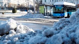 Un autob&uacute;s sale este martes de la Plaza de Cibeles en direcci&oacute;n al barrio madrile&ntilde;o de Las &Aacute;guilas