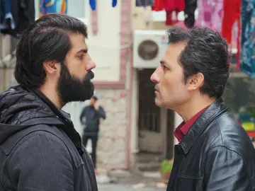Arif planta cara a los hombres de Nezir tras sospechar que espían a Bahar Arif planta cara a los hombres de Nezir tras sospechar que espían a Bahar