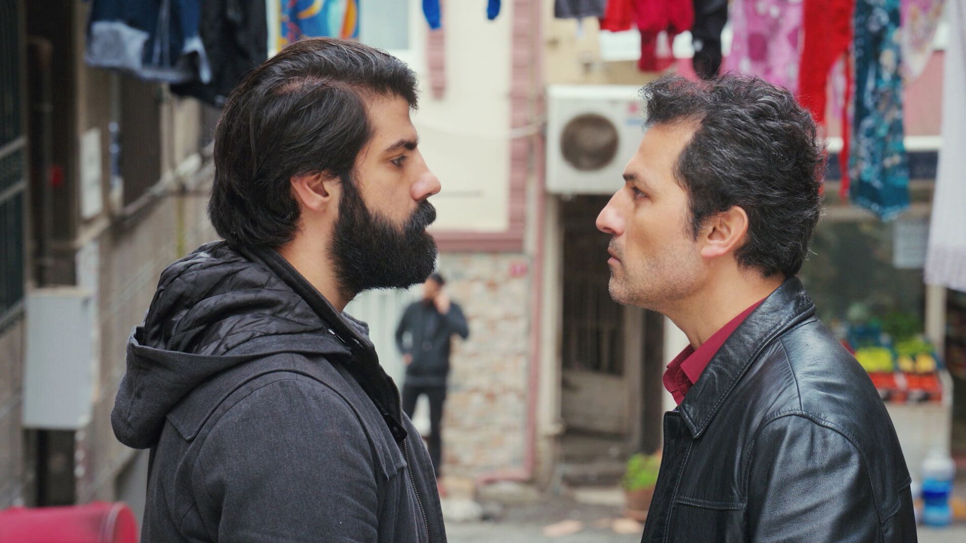 Arif planta cara a los hombres de Nezir tras sospechar que esp&iacute;an a Bahar
