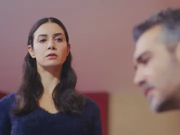 Piril se da cuenta de que las fotos de Sarp con Sirin son lo único que puede salvar su matrimonio Piril se da cuenta de que las fotos de Sarp con Sirin son lo único que puede salvar su matrimonio