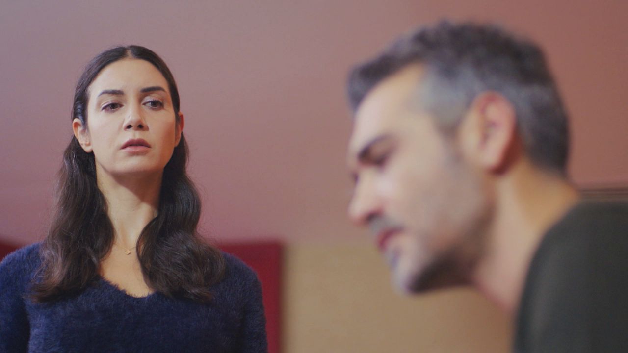 Piril realizes that Sarp’s photos with Sirin are the only thing that can save his marriage