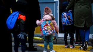 Ni&ntilde;os esperan para entrar en un colegio