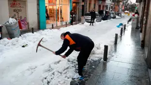 Un vecino retira nieve de la calzada en calle León de Madrid. Un vecino retira nieve de la calzada en calle León de Madrid.
