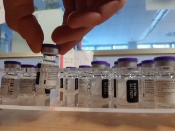 Viales de la vacuna de Pfizer de los que ya se pueden obtener seis dosis