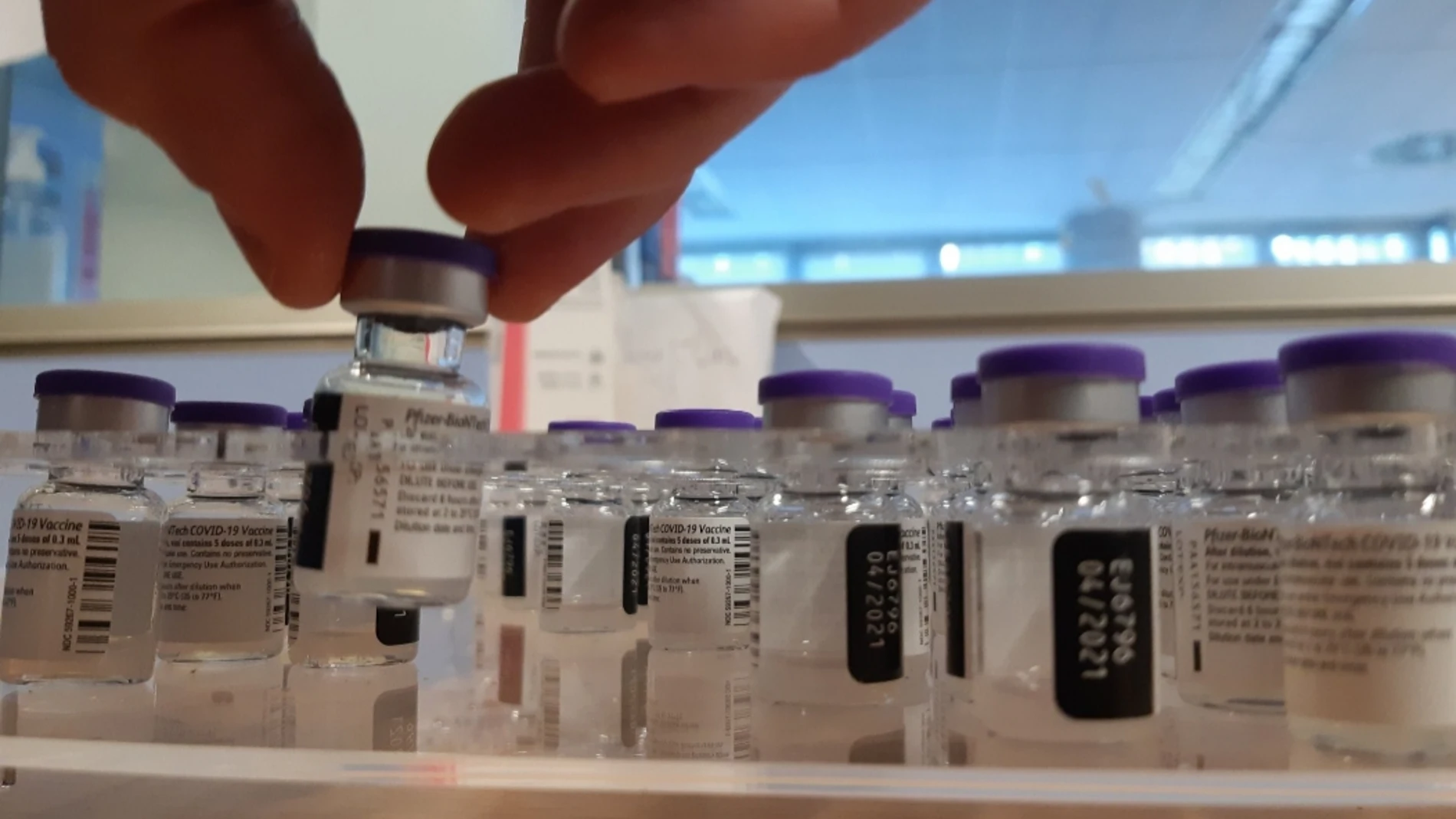 Viales de la vacuna de Pfizer de los que ya se pueden obtener seis dosis Viales de la vacuna de Pfizer de los que ya se pueden obtener seis dosis