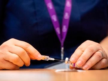 Una enfermera prepara una dosis de la vacuna de Oxford y AstraZeneca.
