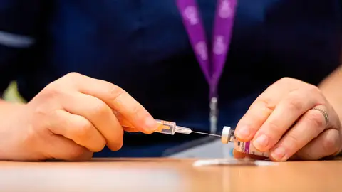 Una enfermera prepara una dosis de la vacuna de Oxford y AstraZeneca. Una enfermera prepara una dosis de la vacuna de Oxford y AstraZeneca.