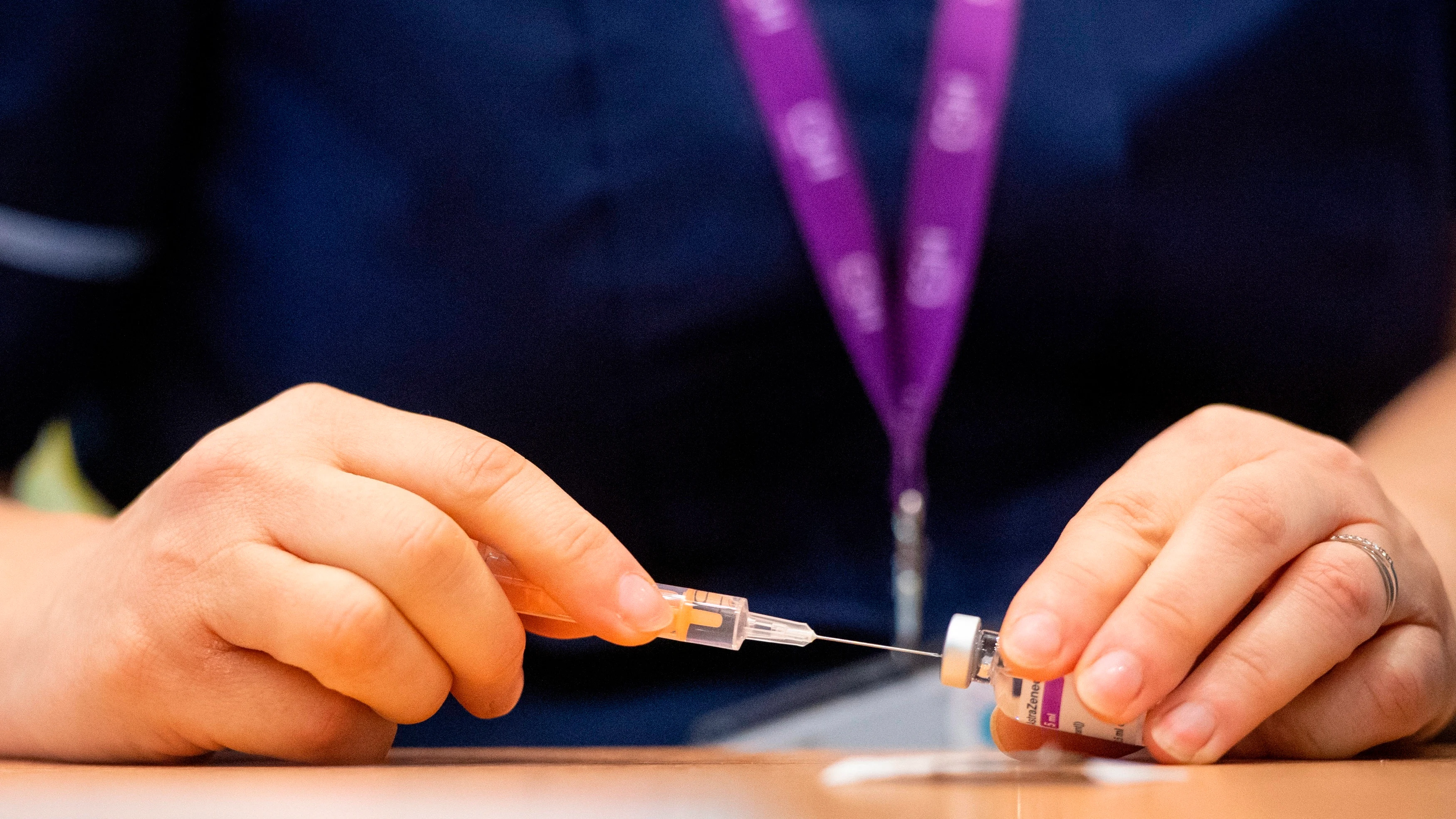 Una enfermera prepara una dosis de la vacuna de Oxford y AstraZeneca. Una enfermera prepara una dosis de la vacuna de Oxford y AstraZeneca.