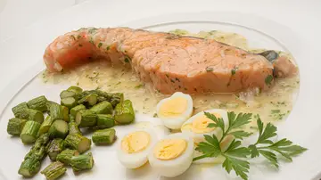 Receta de salmón en salsa verde, de Karlos Arguiñano