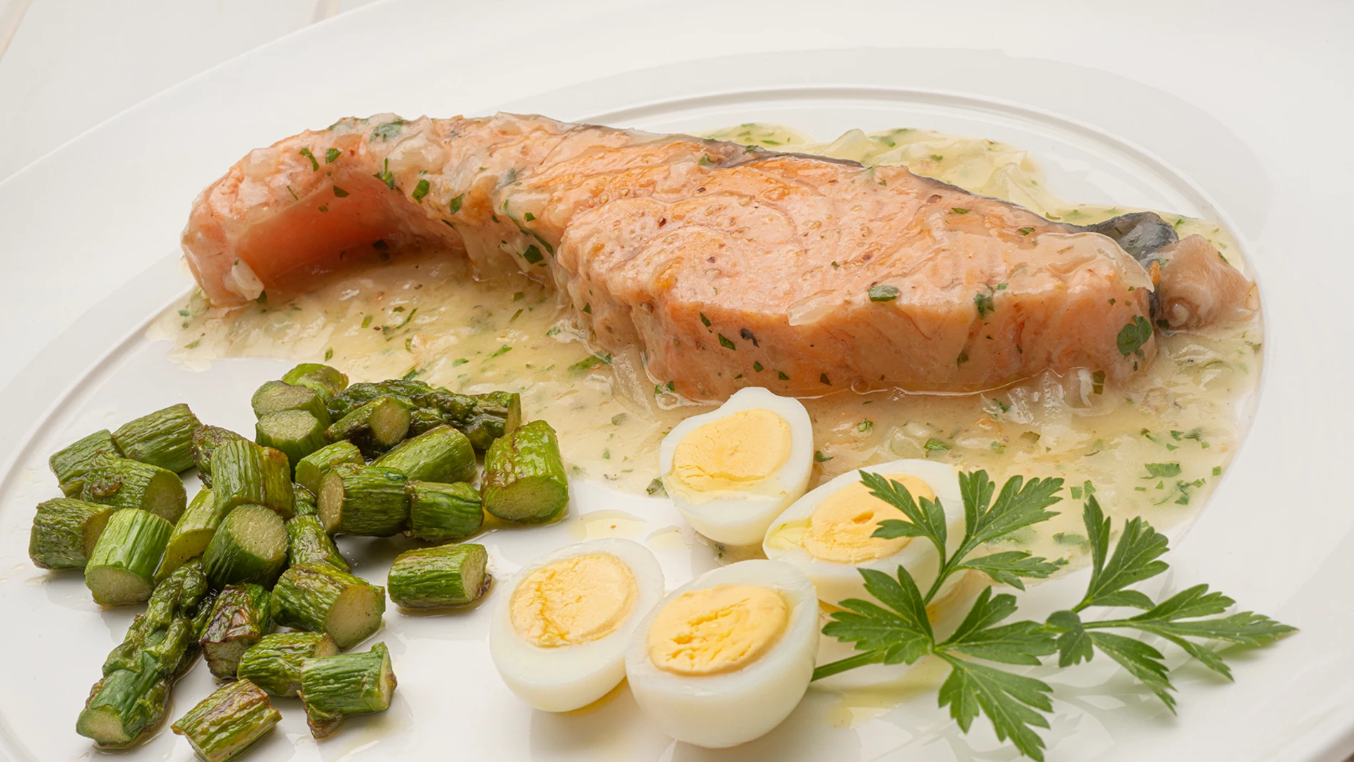 Receta de salmón en salsa verde, de Karlos Arguiñano