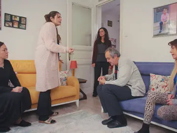 Bahar vuelve a alejarse de todos tras conocer los secretos de Sarp Bahar vuelve a alejarse de todos tras conocer los secretos de Sarp