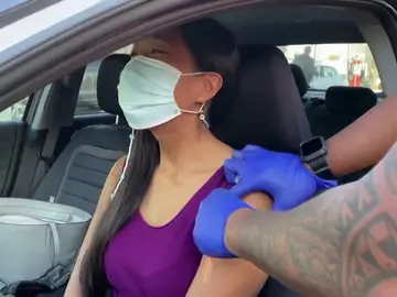 Sin bajarse del vehículo, así está siendo la vacunación contra el coronavirus en California Sin bajarse del vehículo, así está siendo la vacunación contra el coronavirus en California