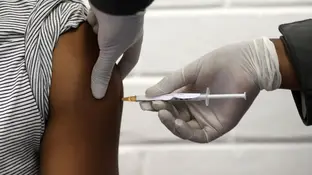 Personal sanitario administra una vacuna contra el coronavirus. Personal sanitario administra una vacuna contra el coronavirus.
