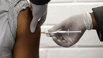 Personal sanitario administra una vacuna contra el coronavirus.