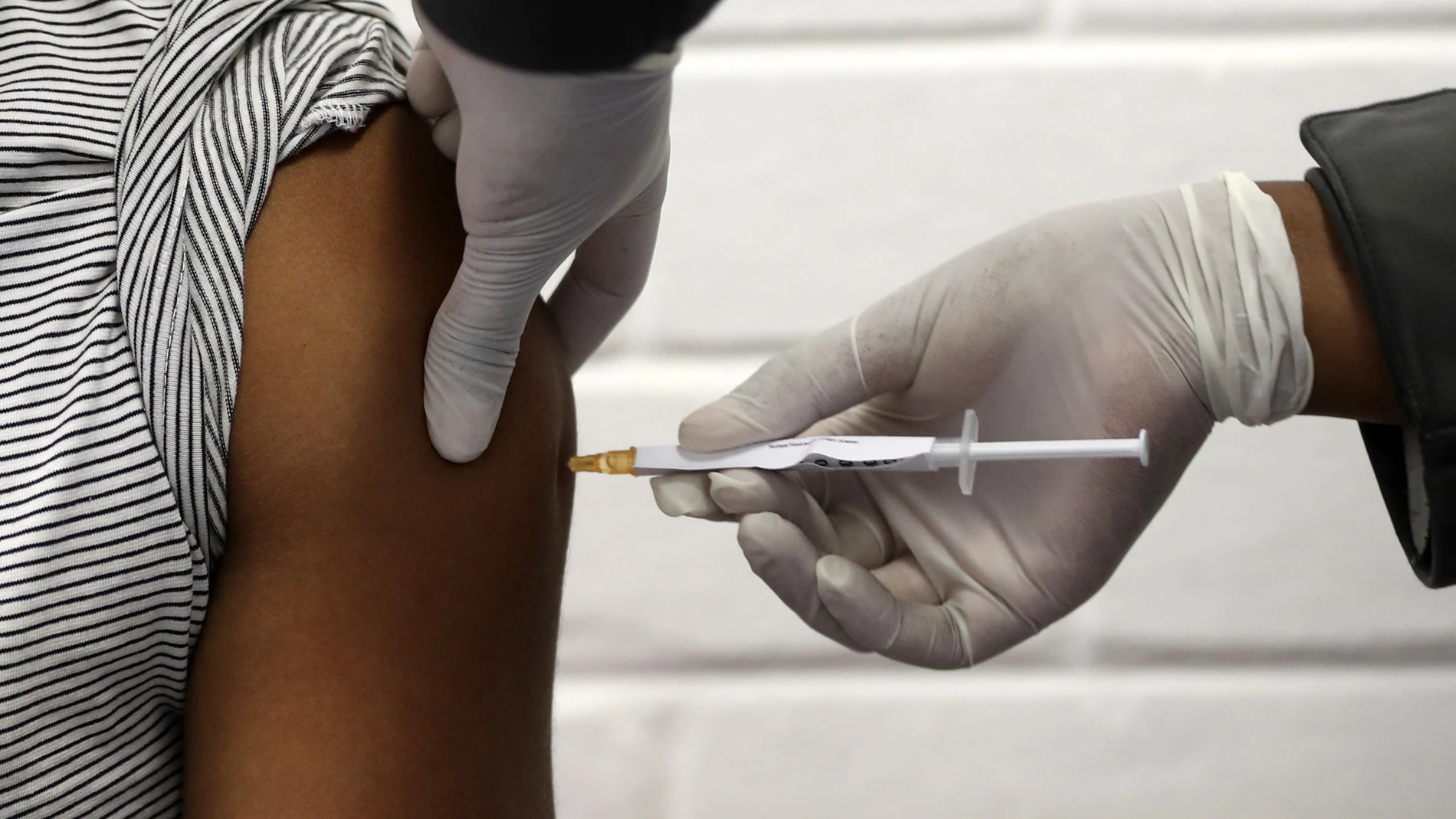 Personal sanitario administra una vacuna contra el coronavirus. Personal sanitario administra una vacuna contra el coronavirus.