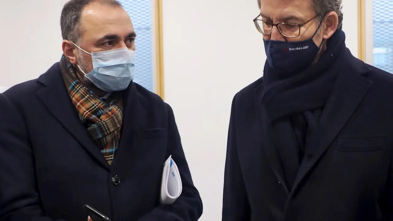  El presidente de la Xunta, Alberto N&uacute;&ntilde;ez Feij&oacute;o, el conselleiro de Sanidad, Julio Garc&iacute;a Comesa&ntilde;a