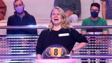 Insólito: Arturo Valls tira a una concursante por la trampilla antes de empezar a jugar en ‘¡Ahora caigo!’ 