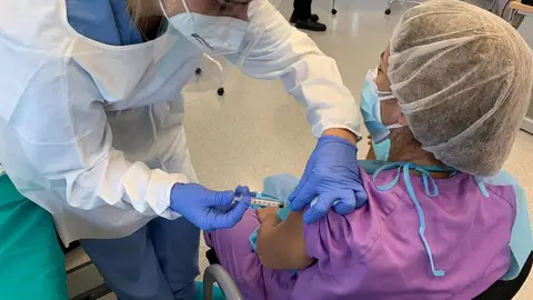Baleares arranca la vacunación de los profesionales sanitarios en primera línea Baleares arranca la vacunación de los profesionales sanitarios en primera línea