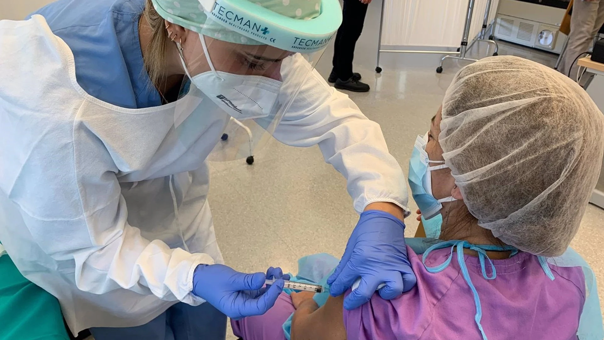 Baleares arranca la vacunación de los profesionales sanitarios en primera línea Baleares arranca la vacunación de los profesionales sanitarios en primera línea