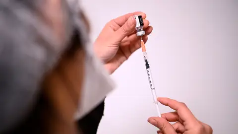 Personal sanitario se prepara para administrar una dosis contra el Covid-19. Personal sanitario se prepara para administrar una dosis contra el Covid-19.