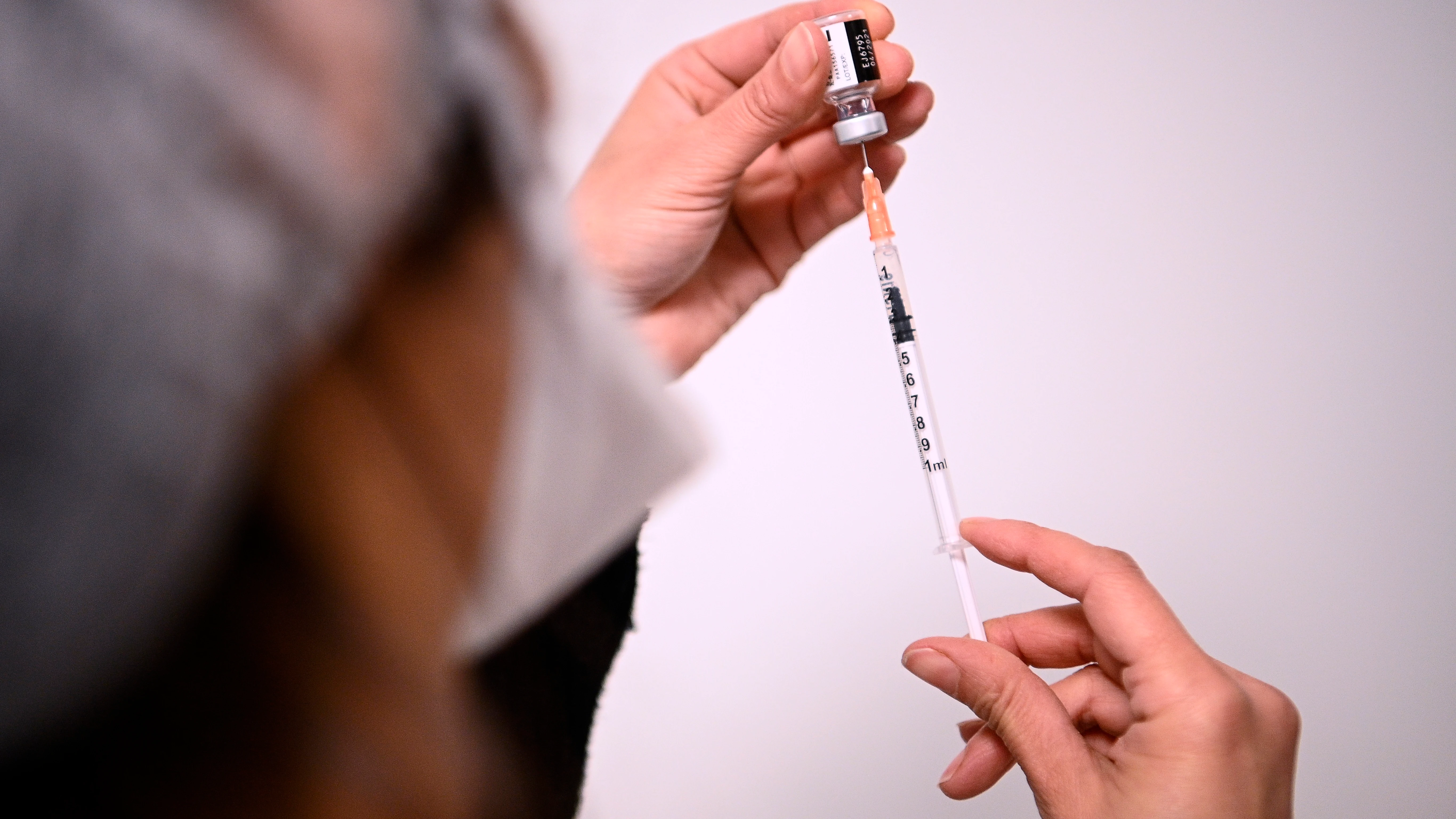 Personal sanitario se prepara para administrar una dosis contra el Covid-19. Personal sanitario se prepara para administrar una dosis contra el Covid-19.