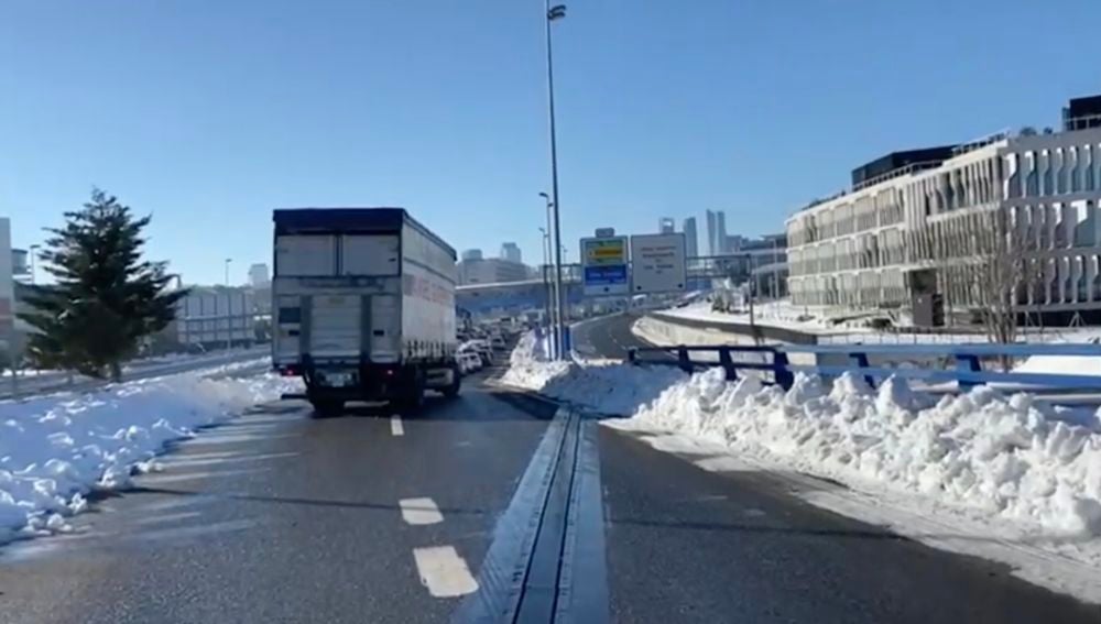 Atasco en la salida A1 en Madrid por la nieve