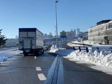 Atasco en la salida A1 en Madrid por la nieve