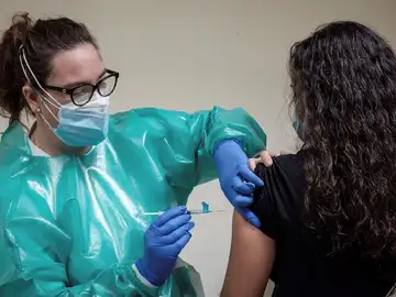 Una sanitaria se vacuna contra el coronavirus Una sanitaria se vacuna contra el coronavirus