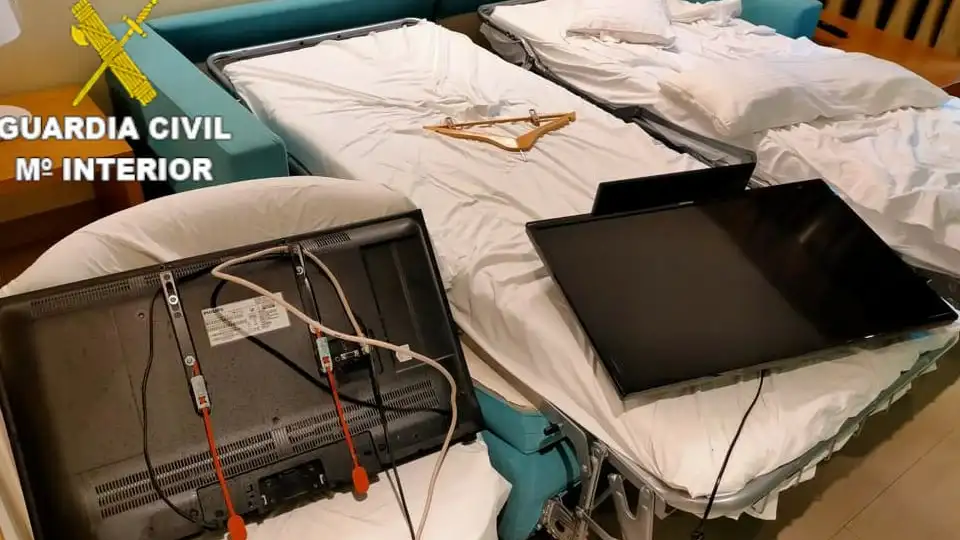 Detenido por destrozar dos televisores y un secador del hotel en el que se alojaba en Gran Canaria Detenido por destrozar dos televisores y un secador del hotel en el que se alojaba en Gran Canaria