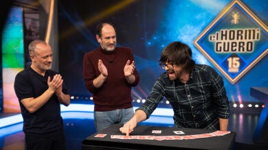 Luis Piedrahita demuestra que los naipes tienen vida propia: 