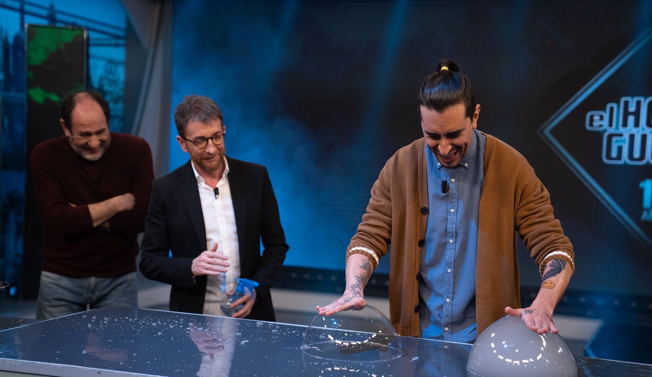"Nuestras manos son pomperos", la demostración en directo de Marron en 'El Hormiguero 3.0' "Nuestras manos son pomperos", la demostración en directo de Marron en 'El Hormiguero 3.0'