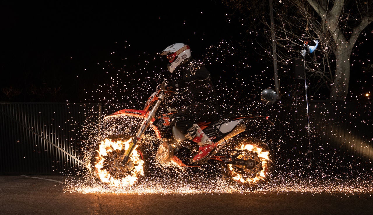 Motos en llamas, así ha sido la peligrosa exhibición de 'El Hormiguero 3.0' Motos en llamas, así ha sido la peligrosa exhibición de 'El Hormiguero 3.0'