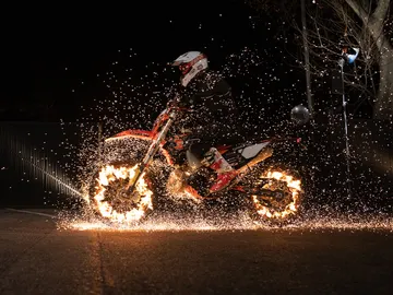 Motos en llamas, así ha sido la peligrosa exhibición de 'El Hormiguero 3.0' Motos en llamas, así ha sido la peligrosa exhibición de 'El Hormiguero 3.0'