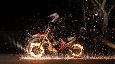 Motos en llamas, así ha sido la peligrosa exhibición de 'El Hormiguero 3.0'