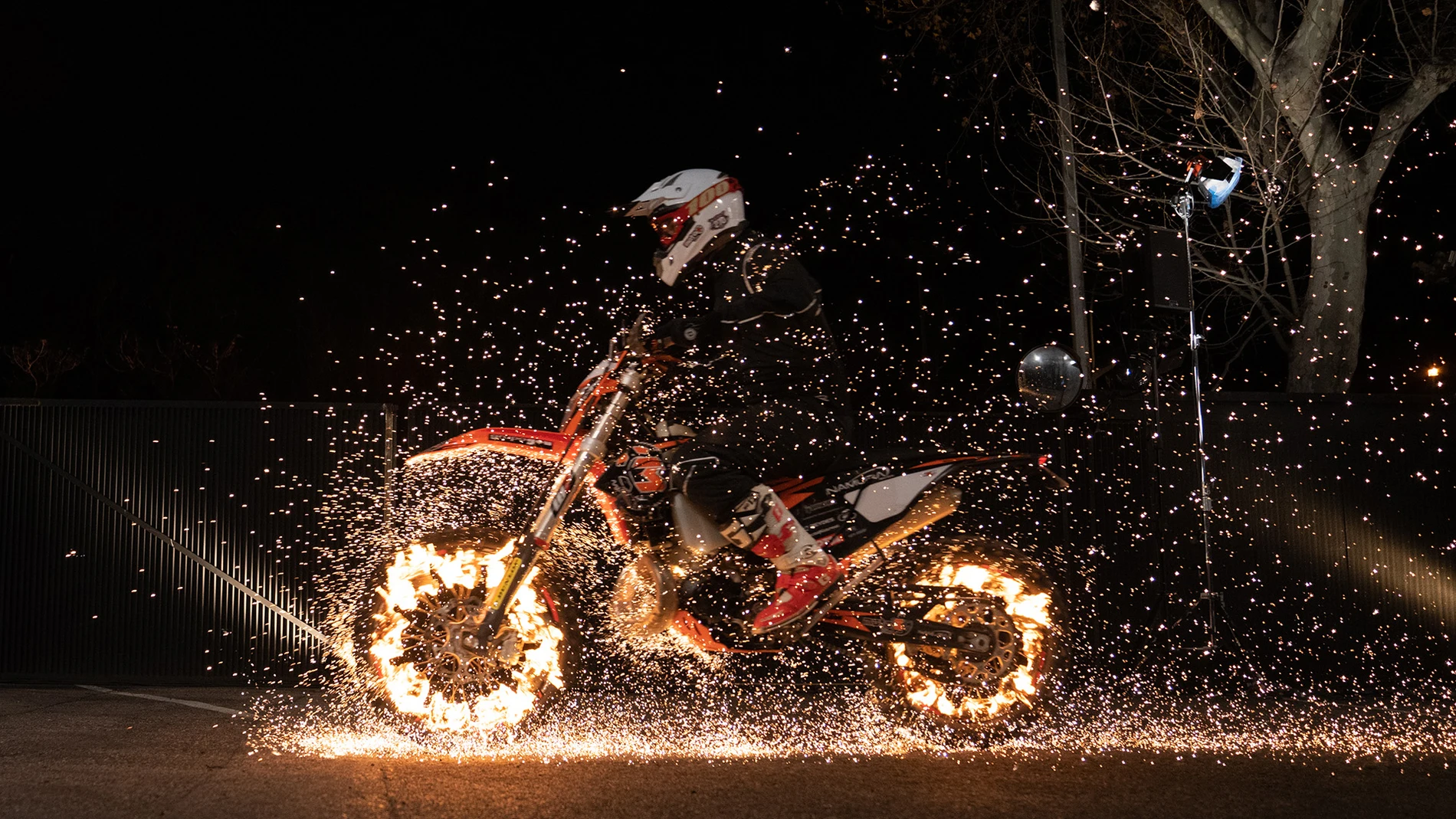 Motos en llamas, así ha sido la peligrosa exhibición de 'El Hormiguero 3.0'