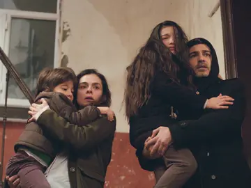 Sarp irrumpe en la casa de Bahar instantes antes de la llegada de los hombres de Nezir Sarp irrumpe en la casa de Bahar instantes antes de la llegada de los hombres de Nezir