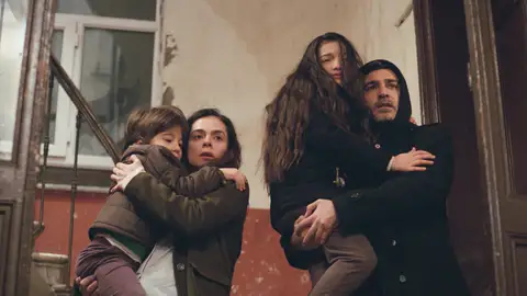 Sarp irrumpe en la casa de Bahar instantes antes de la llegada de los hombres de Nezir Sarp irrumpe en la casa de Bahar instantes antes de la llegada de los hombres de Nezir