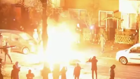 Negacionistas del coronavirus incendian Holanda en protesta por el toque de queda Negacionistas del coronavirus incendian Holanda en protesta por el toque de queda