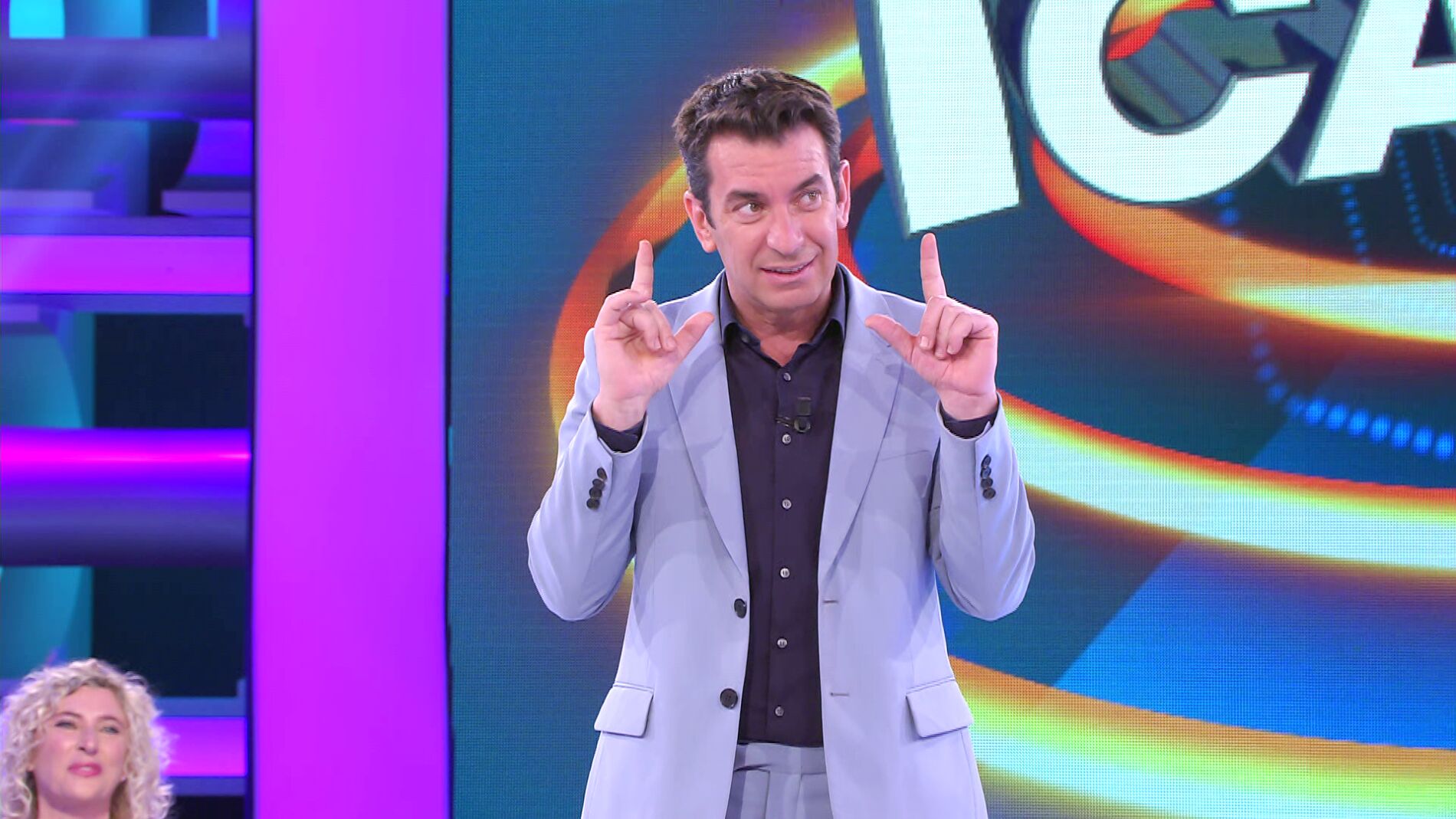 Arturo Valls rompe por primera vez las reglas de &lsquo;&iexcl;Ahora caigo!&rsquo; para ayudar a los concursantes