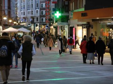 Decenas de personas pasean por una calle
