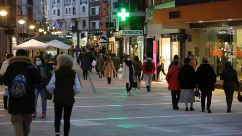 Decenas de personas pasean por una calle Decenas de personas pasean por una calle