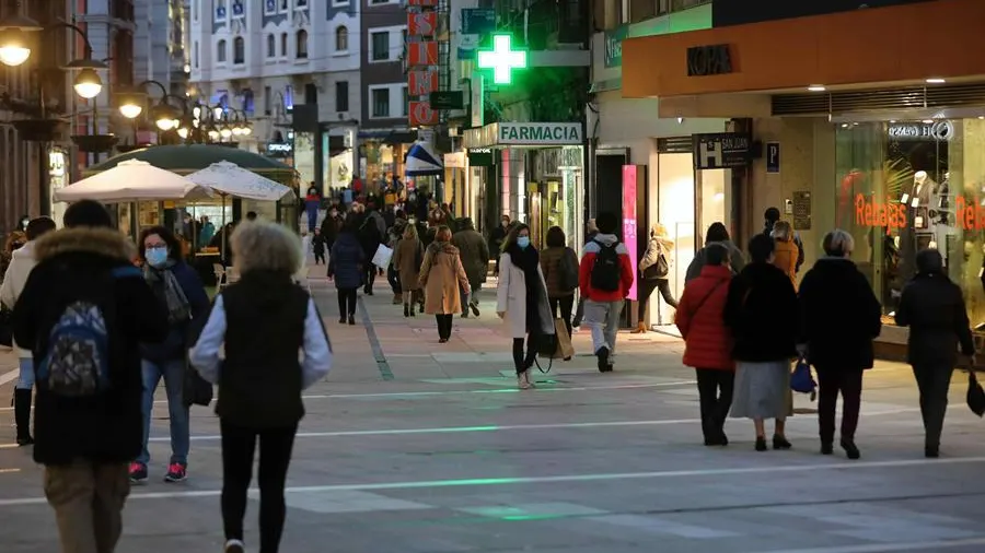 Decenas de personas pasean por una calle Decenas de personas pasean por una calle