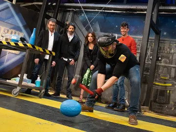 Un huevo, un melón y una botella ponen a prueba la pintura indestructible de Marron Un huevo, un melón y una botella ponen a prueba la pintura indestructible de Marron