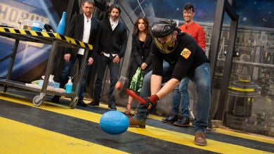 Un huevo, un melón y una botella ponen a prueba la pintura indestructible de Marron