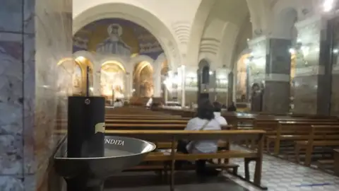 Imagen de uno de los dispensadores de agua bendita. Imagen de uno de los dispensadores de agua bendita.