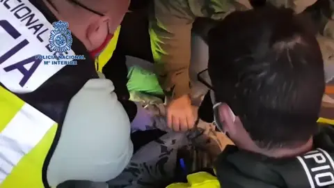 Detenido en el agujero del sofá de una infravivienda de el Vacie, (Sevilla), al autor de 14 robos con violencia Detenido en el agujero del sofá de una infravivienda de el Vacie, (Sevilla), al autor de 14 robos con violencia