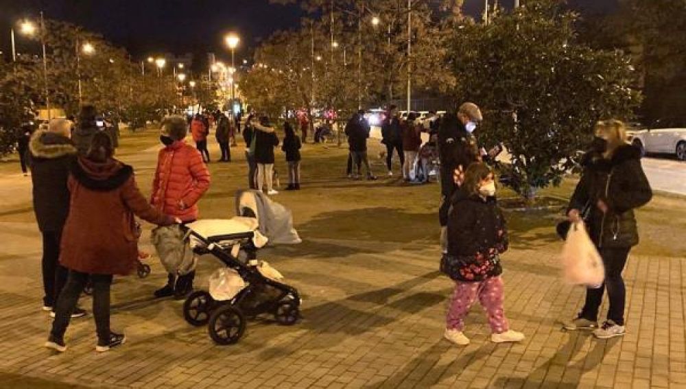 Centenares de personas salen a la calle en Granada tras la sucesión de terremotos