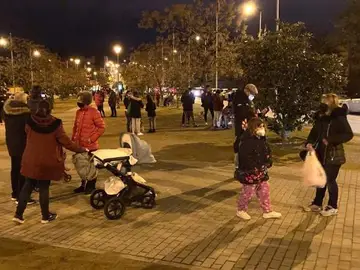Centenares de personas salen a la calle en Granada tras la sucesión de terremotos Centenares de personas salen a la calle en Granada tras la sucesión de terremotos