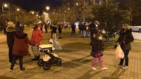 Centenares de personas salen a la calle en Granada tras la sucesión de terremotos Centenares de personas salen a la calle en Granada tras la sucesión de terremotos