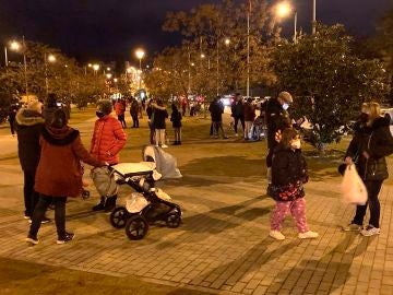Vecinos se echan a la calle en plena noche en Granada después de sentirse varios terremotos.